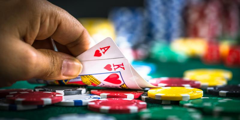 Cách Chơi Poker 68gamebai Chi Tiết Từ A - Z Cho Người Mới Bắt Đầu 3 Anh em xem xét hành động cẩn thận theo bộ bài của mình trong Poker